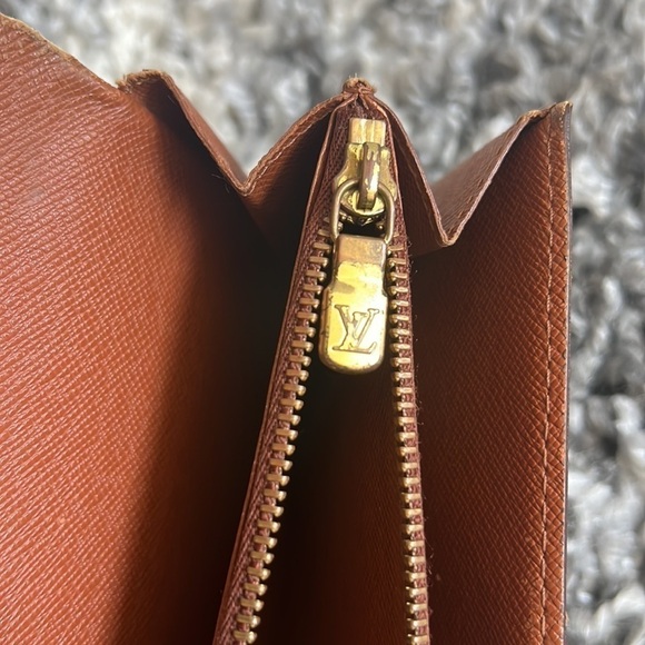Louis Vuitton Women’s Brown Monogram Sarah Wallet w/ Snap Closure - Picture 11 of 13